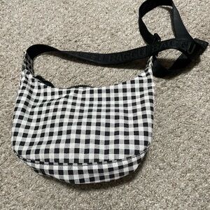 BAGGU Small Crescent in Black and White